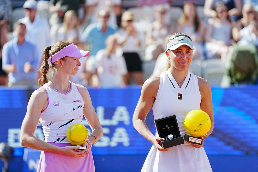 Paula Badosa, junto a su rival, Simona Waltert