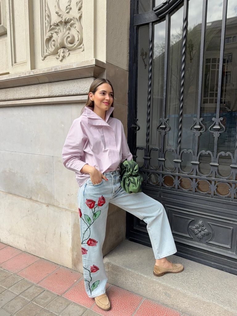 Sonia Álvarez con vaquero floral de Ynés Suelves