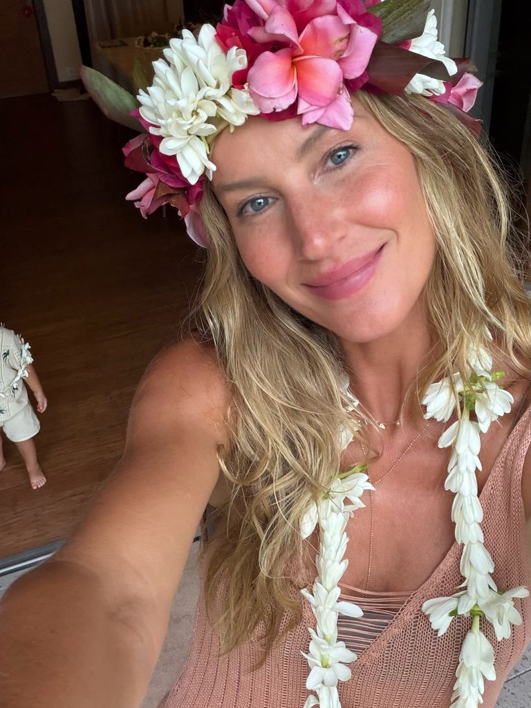 Gisele Bündchen lució guapa y radiante en sus vacaciones en Tahití.