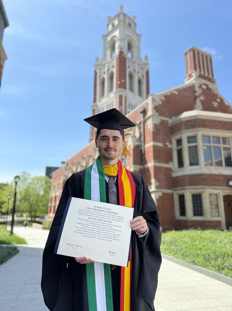 El científico de Harvard Miguel López Rivera ha bautizado como “RyDEP” (Rosy Despechá) a una proteína que ayuda a los virus a evadir el sistema inmunitario. Tras conocer el descubrimiento en directo, Rosalía le dedicó un vino “Sauvignon Blanc” en Boston.