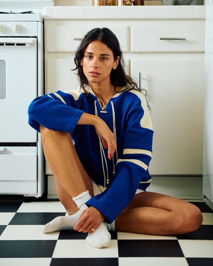 Una chica joven con sudadera en la cocina