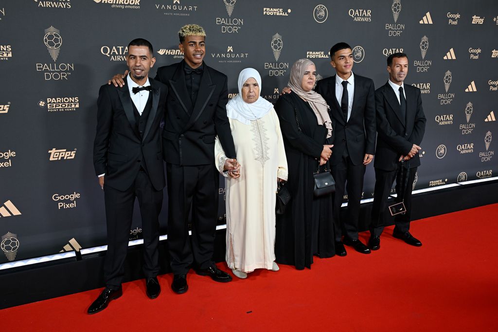 Lamine Yamal acudió con su familia a la ceremonia del Balón de Oro.
