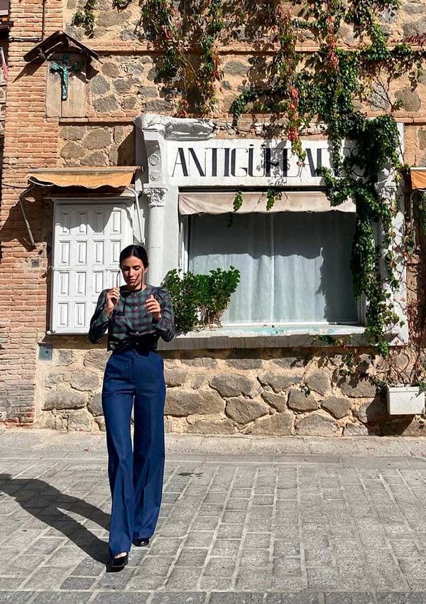 Alessandra de Osma con pantalón vaquero de estilo setentero y blusa de cuadros