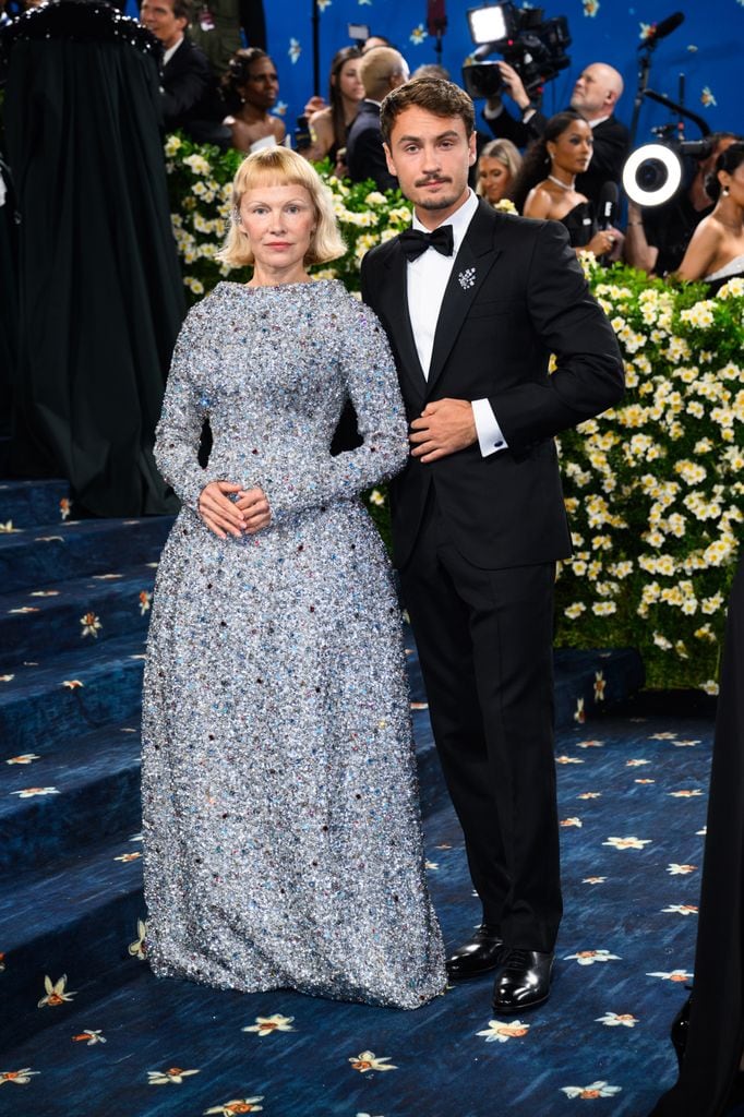 En la reciente MET Gala, Pamela Anderson acompañada por su hijo Brandon Thomas Lee 