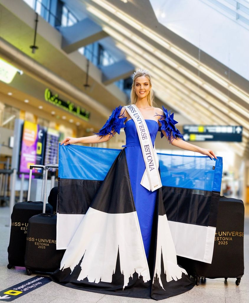 Miss Universe Estonia, Brigitta Schaback, lució guapísima con los colores de su país.