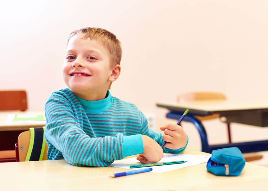 Retrato de banco de imágenes de un niño con autismo en clase