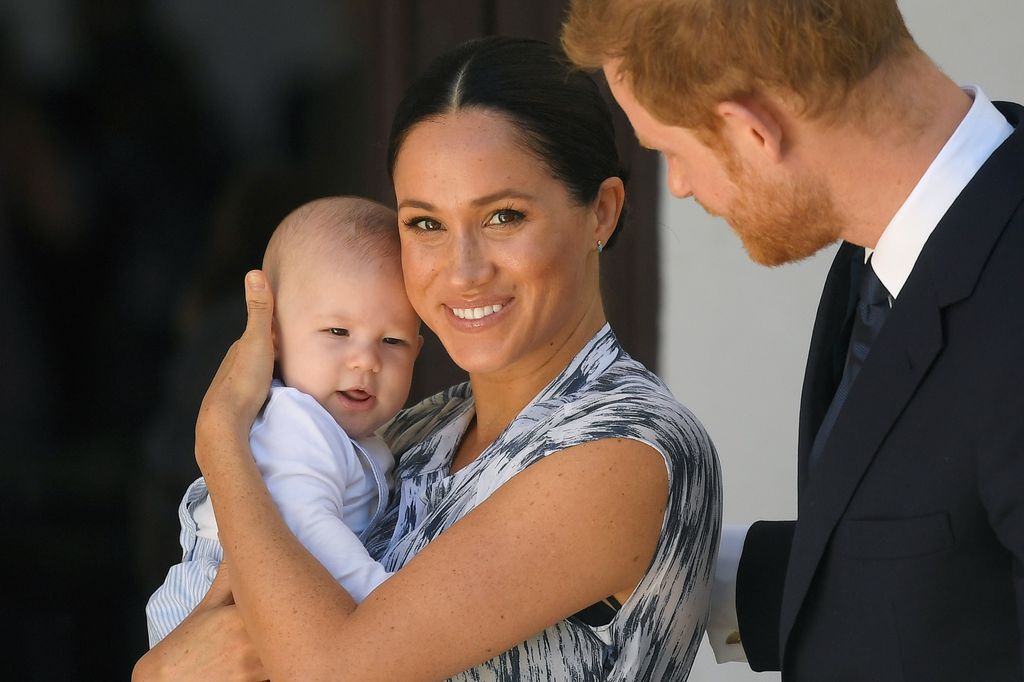 Meghan Markle y el príncipe Harry con el pequeño Archie, en un viaje por Sudáfrica, en septiembre de 2025. 