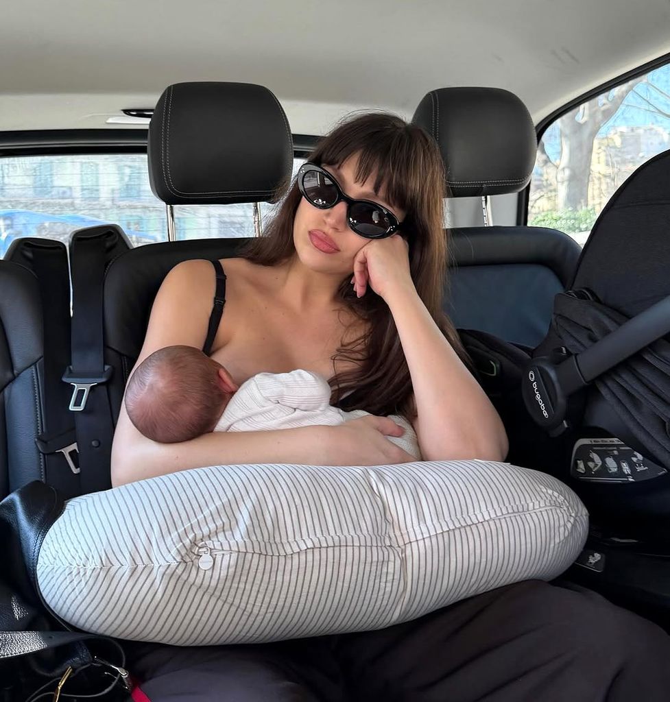 Úrsula Corberó, dando el pecho a su bebé