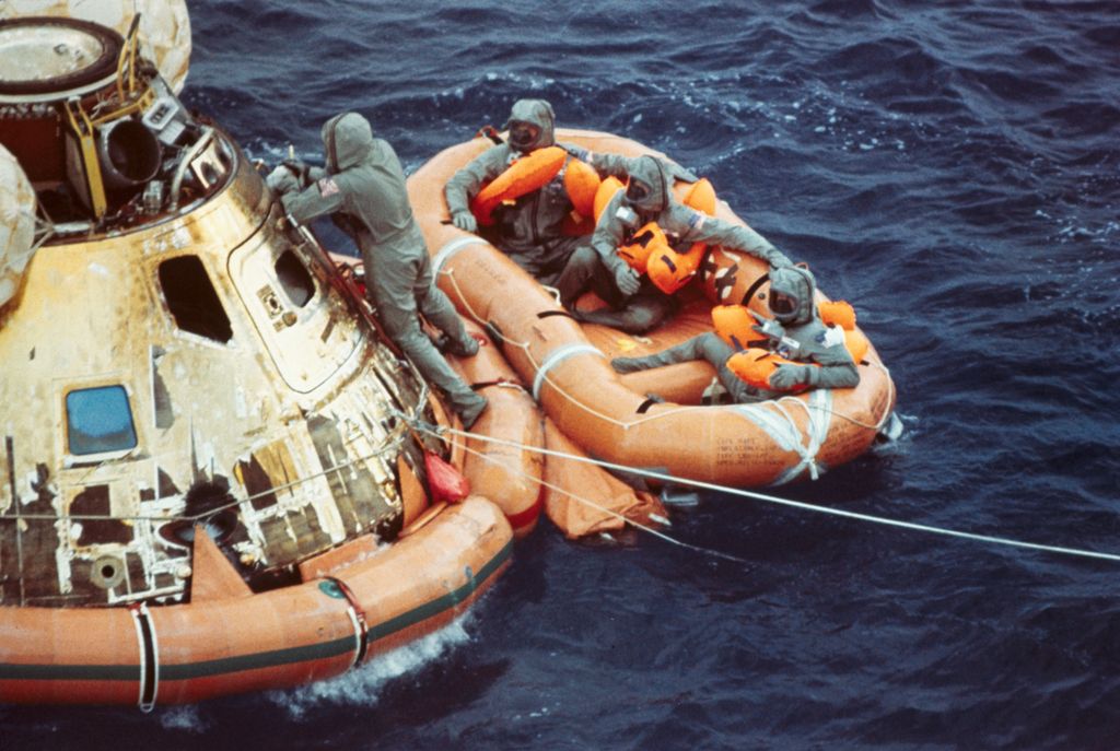 Rescate del Apolo 11 tras el exitoso aterrizaje el 24 de julio de 1969. Los astronautas Neil Armstrong, Michael Collins y Buzz Aldrin completaron con éxito la misión lunar. 
