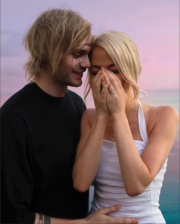 ¡En un lugar de cine! Michael Clifford, guitarrista de 5 Seconds of Summer, se ha comprometido