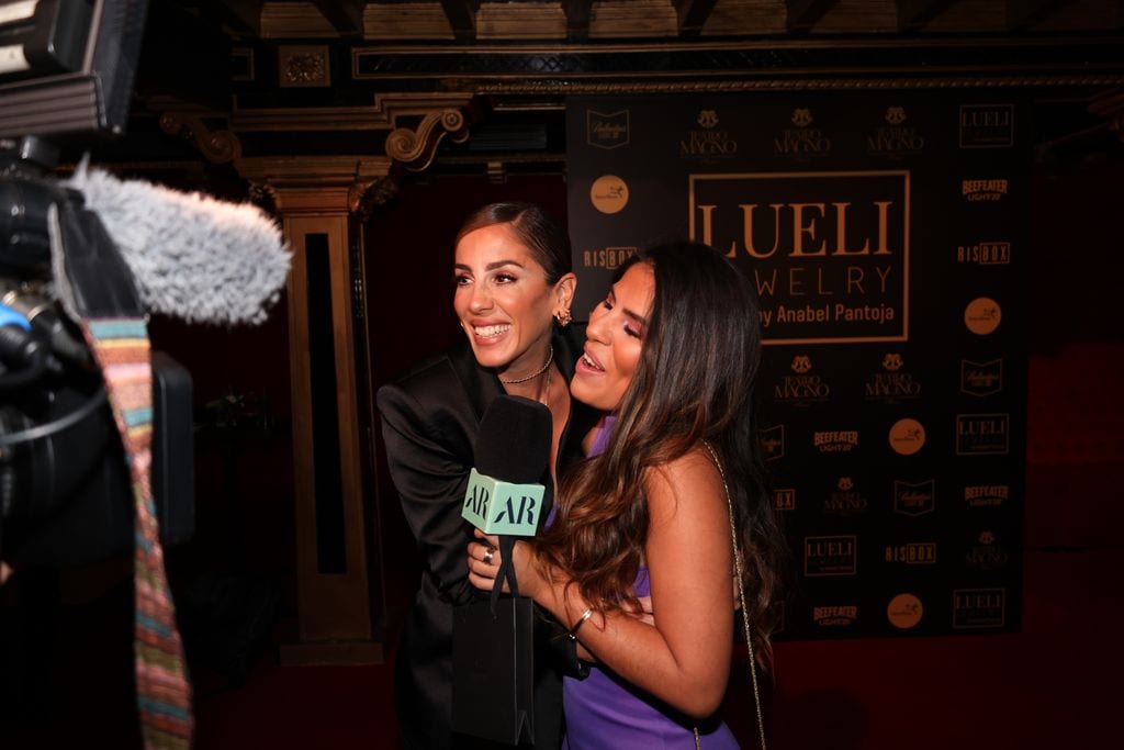 Plano medio de Anabel e Isa Pantoja siendo entrevistadas en un evento de Lueli