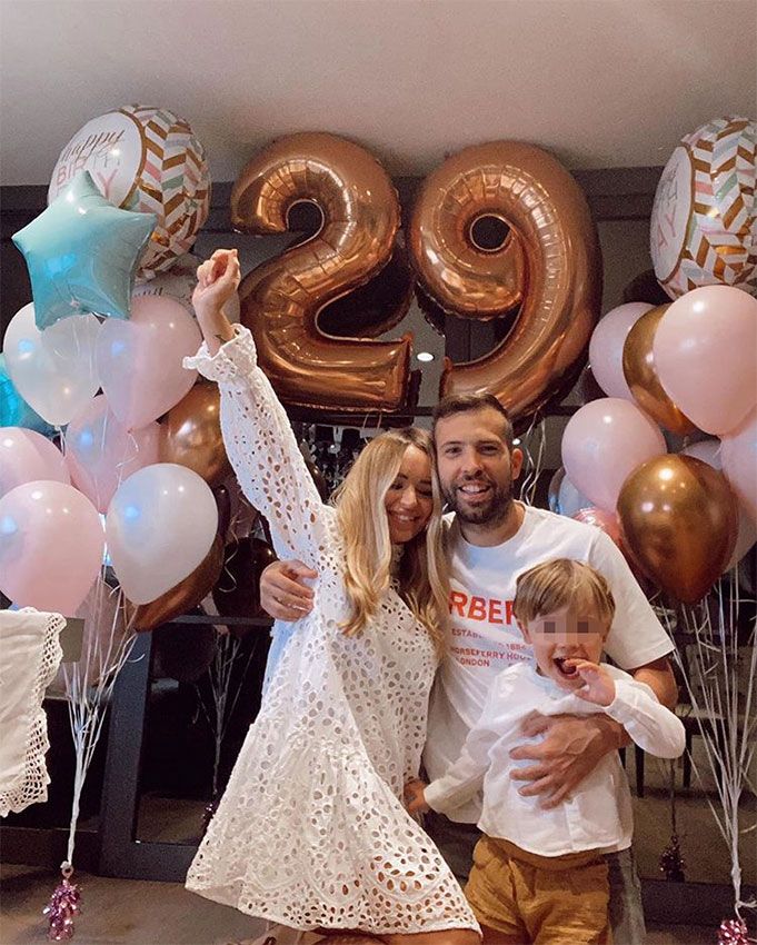 Jordi Alba, Romarey Ventura y su hijo Piero en el 29 cumpleaños de mamá