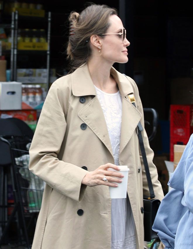 Angelina Jolie look gabardina