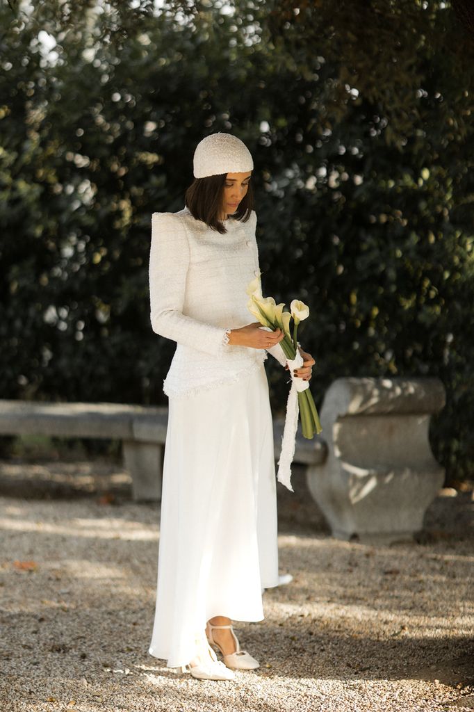 Look de novia con chaqueta tweed de Carmen García Studio