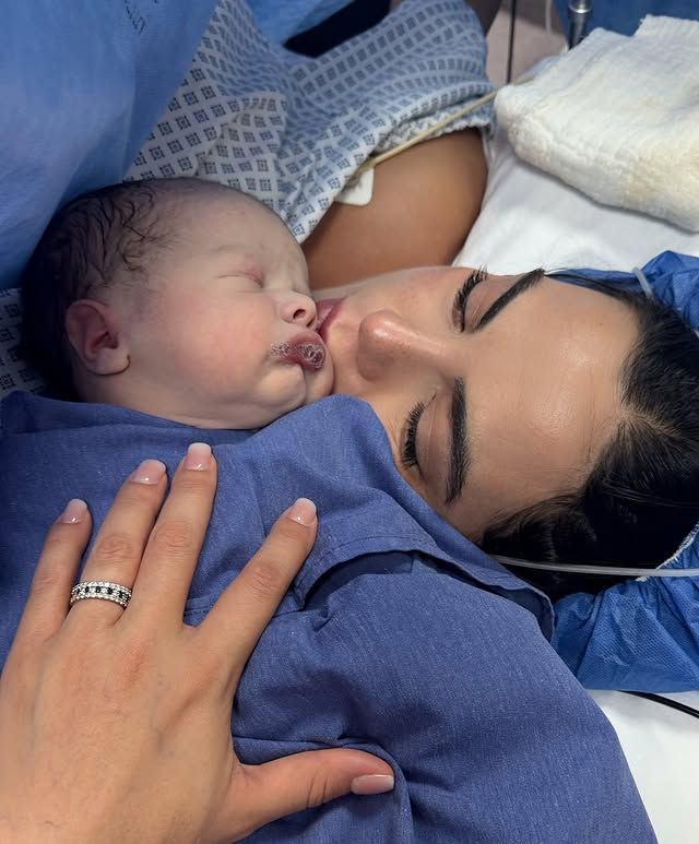Ximena Navarrete con su pequeño Santiago en sus brazos.