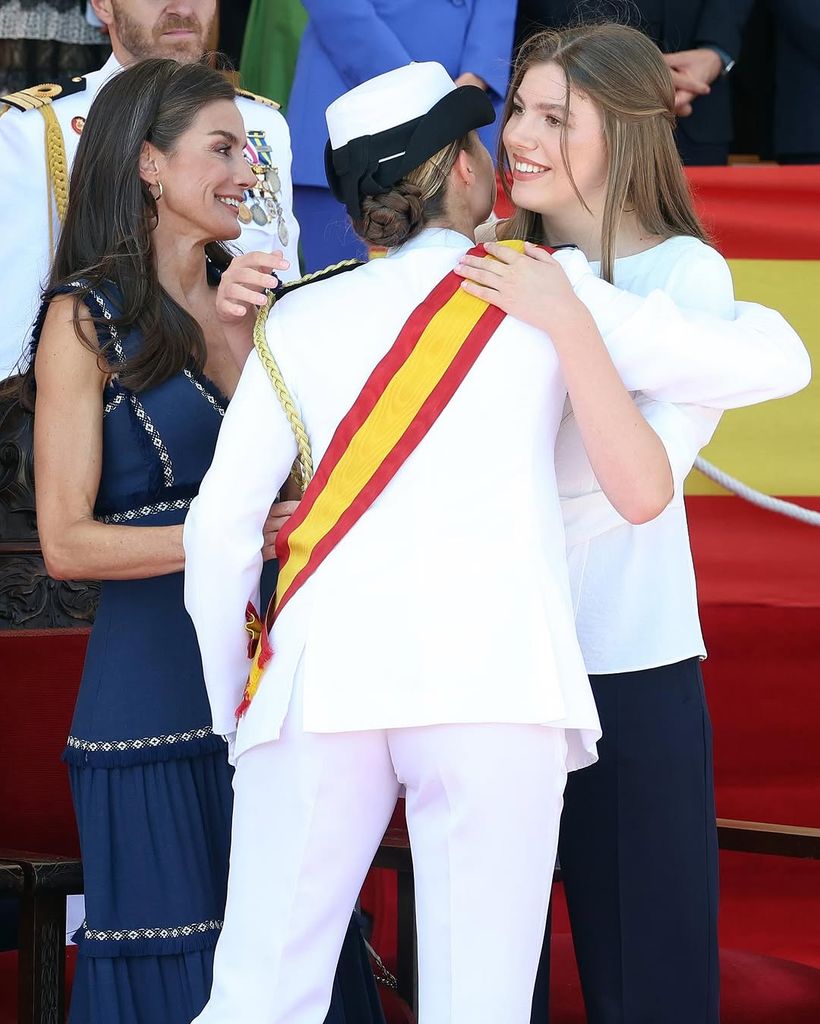 El emotivo abrazo a su hermana en el acto celebrado en Marín (Pontevedra)