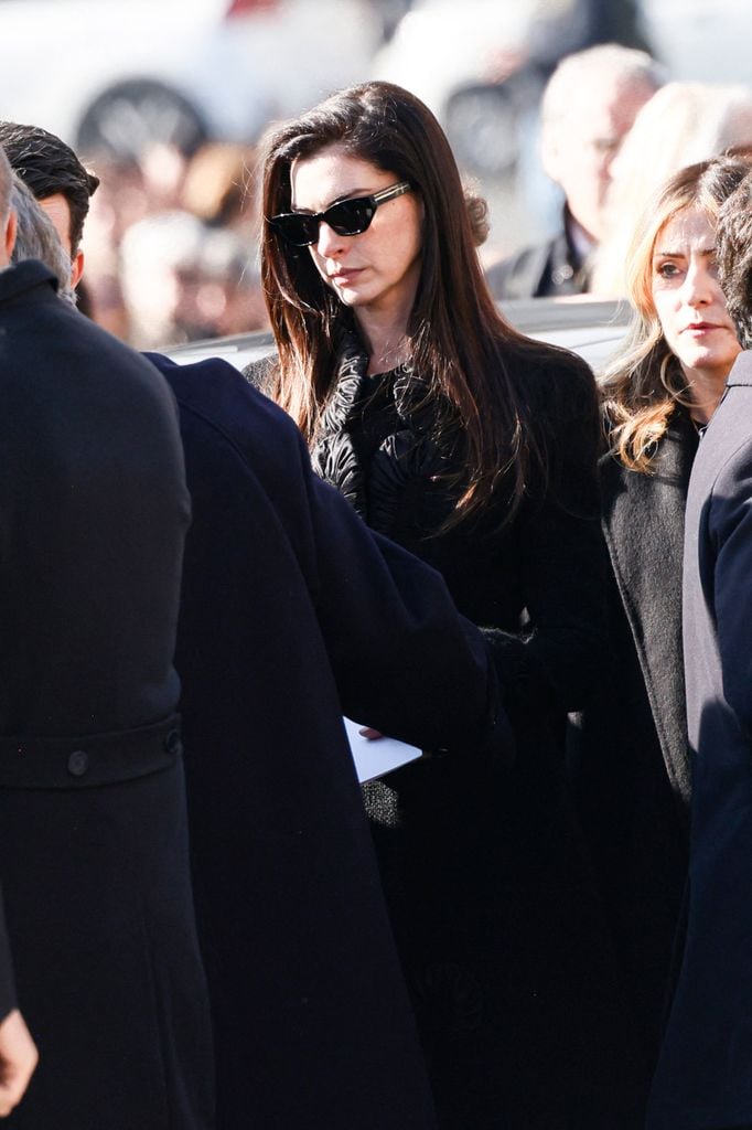 Anne Hathaway estuvo presente para despedir al afamado diseñador con el que colaboró estrechamente en varias oportunidades. 