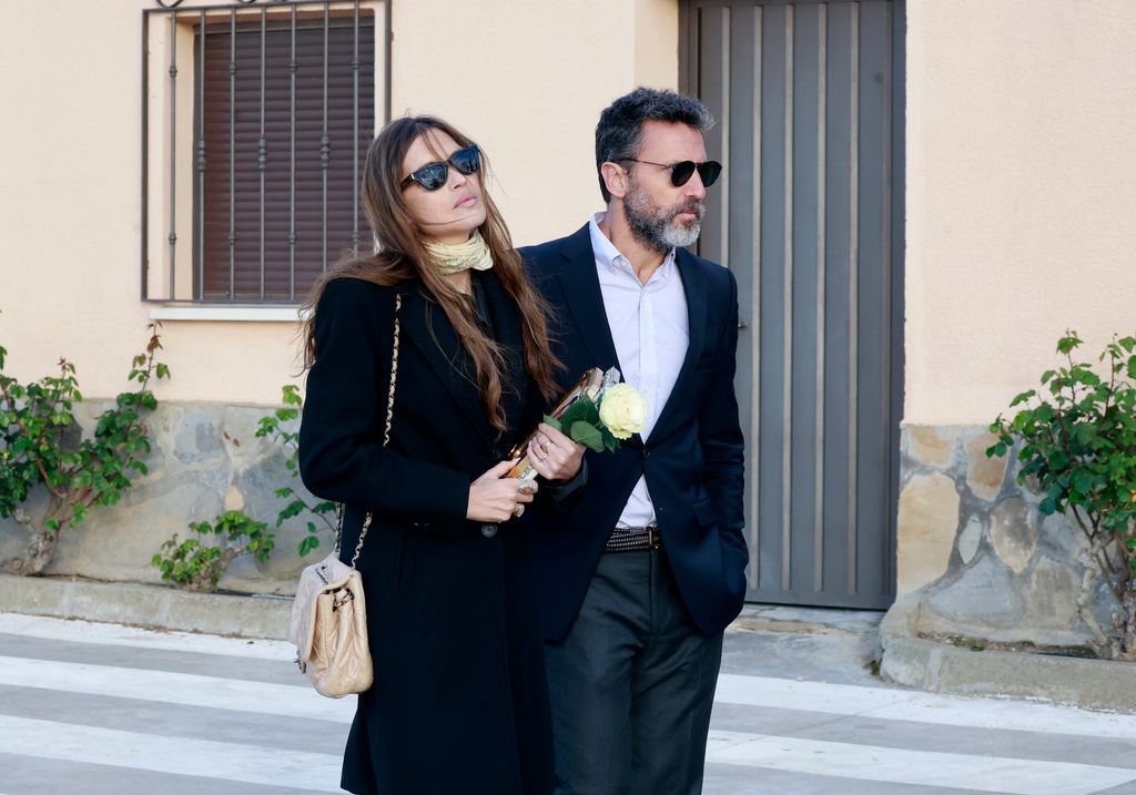 Sara Carbonero con Jota Cabrera en el adiós a su madre