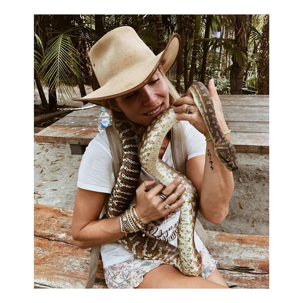 Elsa Pataky sosteniendo una serpiente en primer plano en una imagen de su Instagram