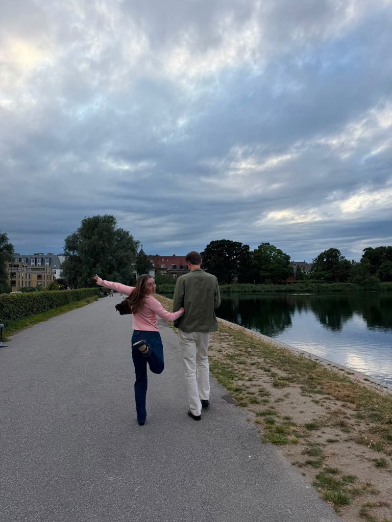 La pareja paseando por algunos de los lagos de la ciudad