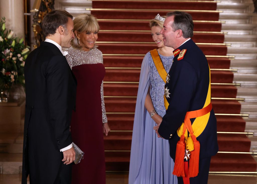 Sonrisas y complicidad entre Emmanuel y Brigitte Macron y los nuevos Grandes Duques de Luxemburgo en la cena de gala tras la abdicación del Enrique de Luxemburgo
