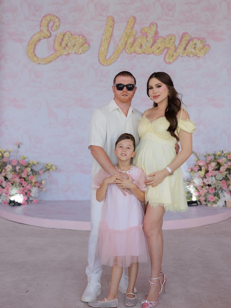Saúl 'Canelo' Álvarez y Fernanda Gómez, felices con su hija María Fernanda en el baby shower de Eva Victoria.