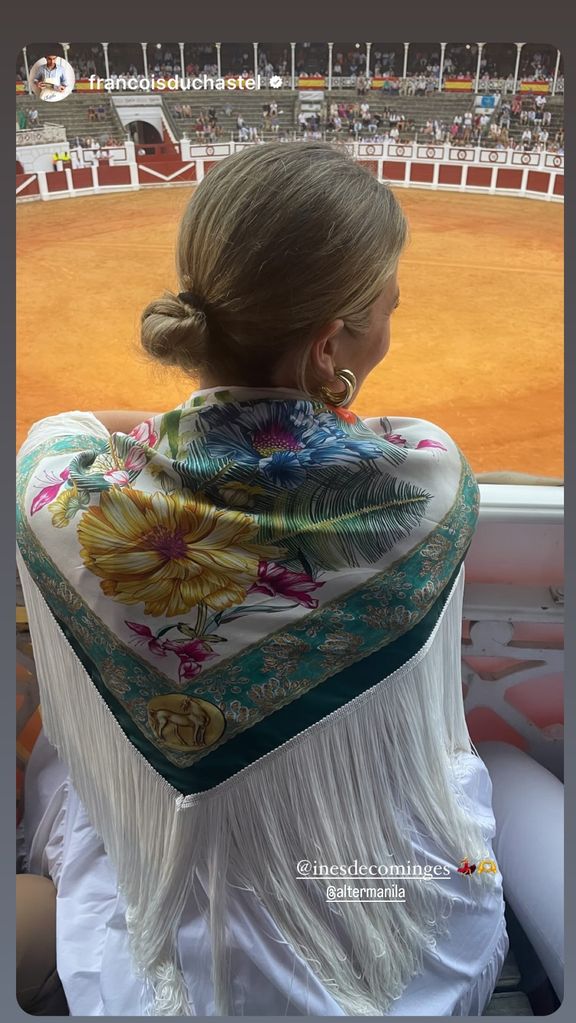 Inés de Cominges y su look de invitada con mantón de manila