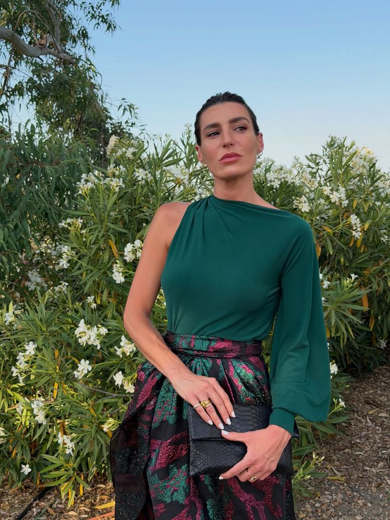 Eugenia Osborne con look de invitada en una boda familiar en Trujillo. 