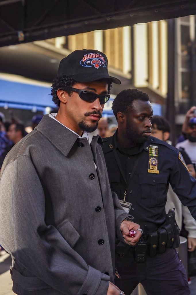 Bad Bunny llegando en Nueva York a un partido de los NY Knicks.