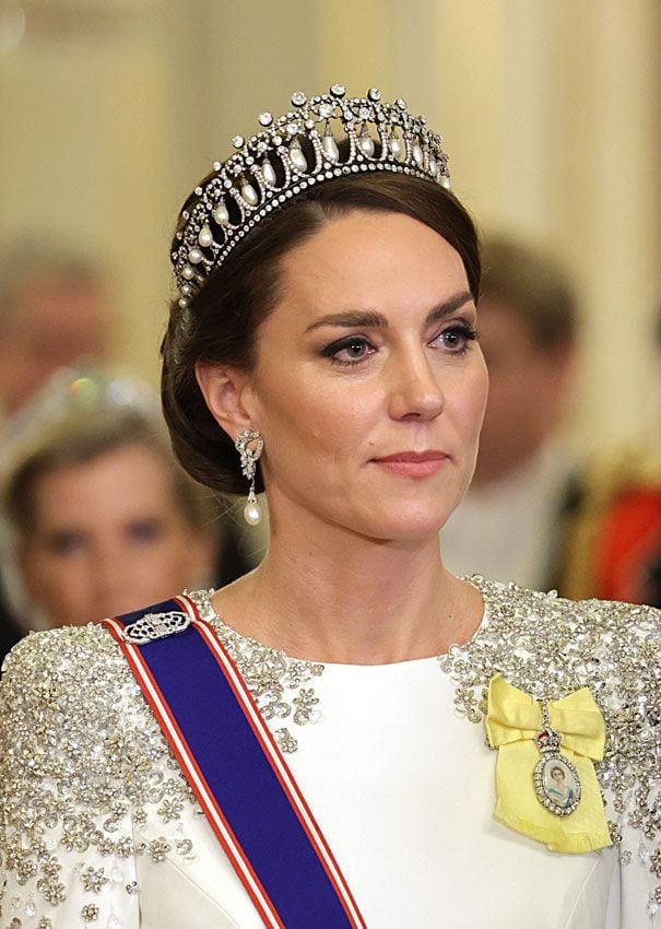 Kate Middleton brilla con un vestido de hombreras con lentejuelas y estrellas