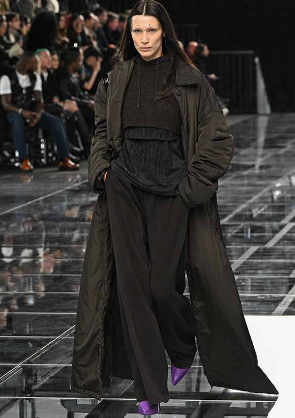Bella Hadid en el desfile de Givenchy en París