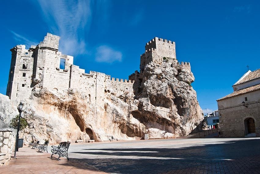 zuheros-castillo-plaza