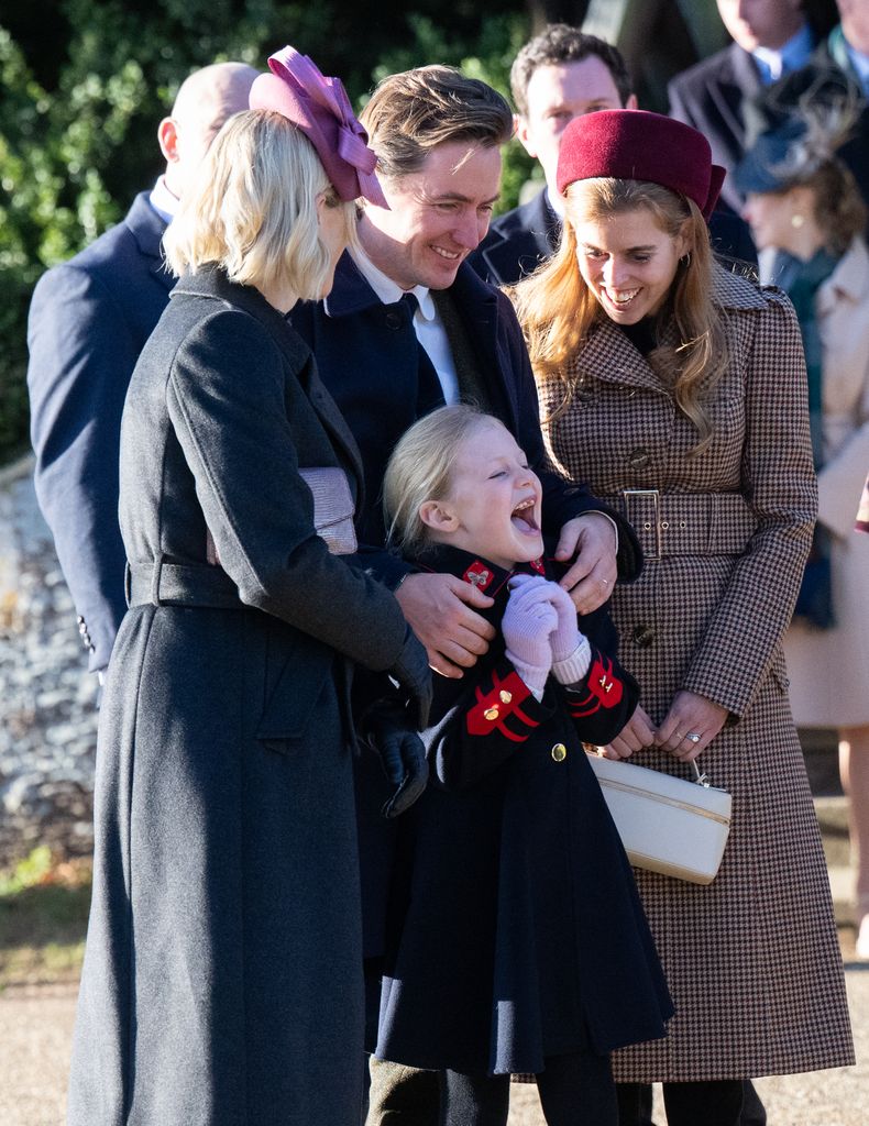 Sandringham 2025: Edoardo y Beatriz acuden a la misa de Navidad invitados por Carlos III, un gesto de que los lazos familiares no se han cortado del todo. Edo bromea con Lena, la hija de Zara y Mike Tindall