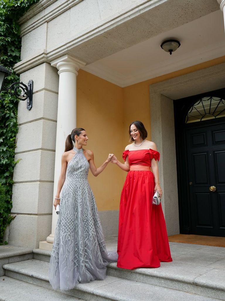 Tamara Falcó y Ana Boyer posan superelegantes en la puerta de la casa de su madre