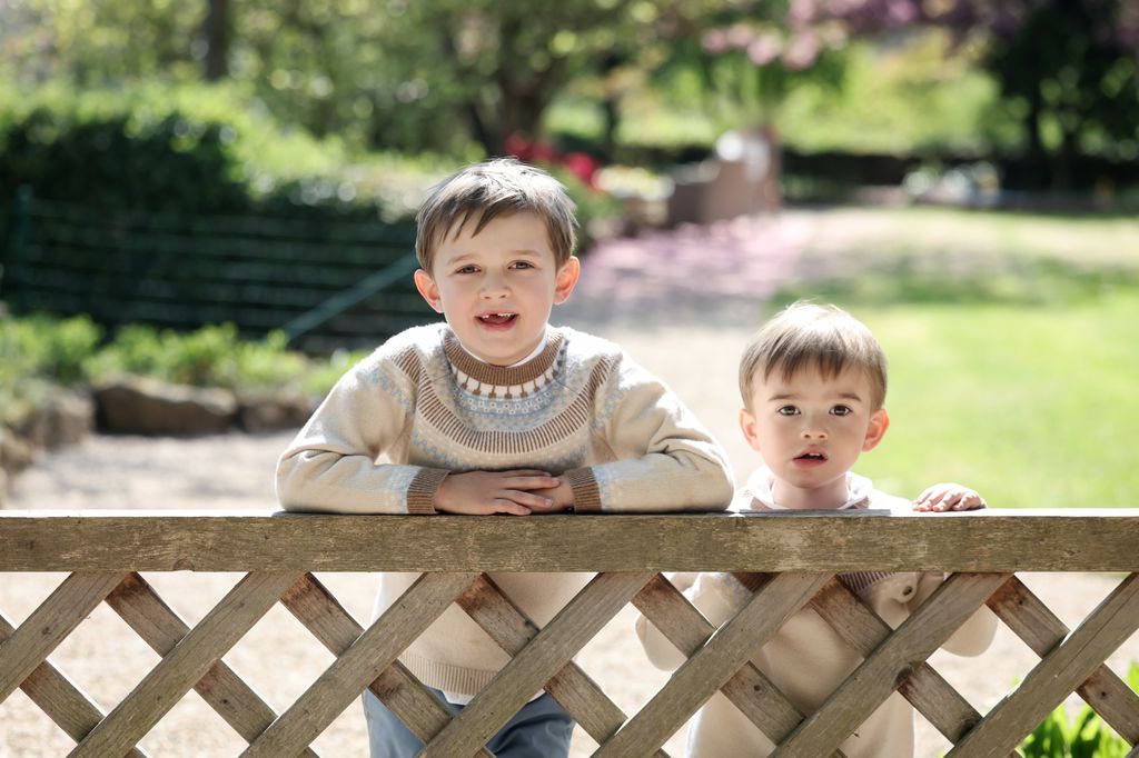 Los hermanos, frente a a la cámara