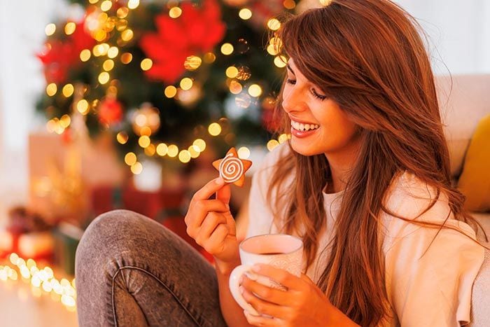 mujer comiendo un dulce en Navidad