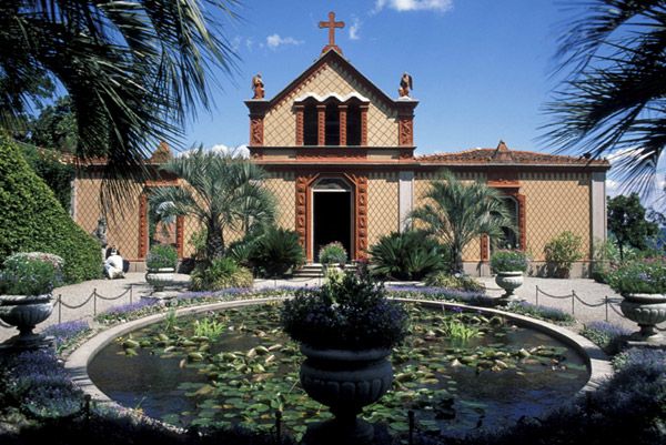 En 1858 se construyó en Isla Madre una gran plaza con una capilla que tiene una hermosa fachada decorada con paneles de terracota. Este fue el lugar elegido por Lavinia Borromeo y su marido, John Elkann, heredero de los Agnelli y presidente del grupo Fiat, para sellar su amor en septiempre de 2004 