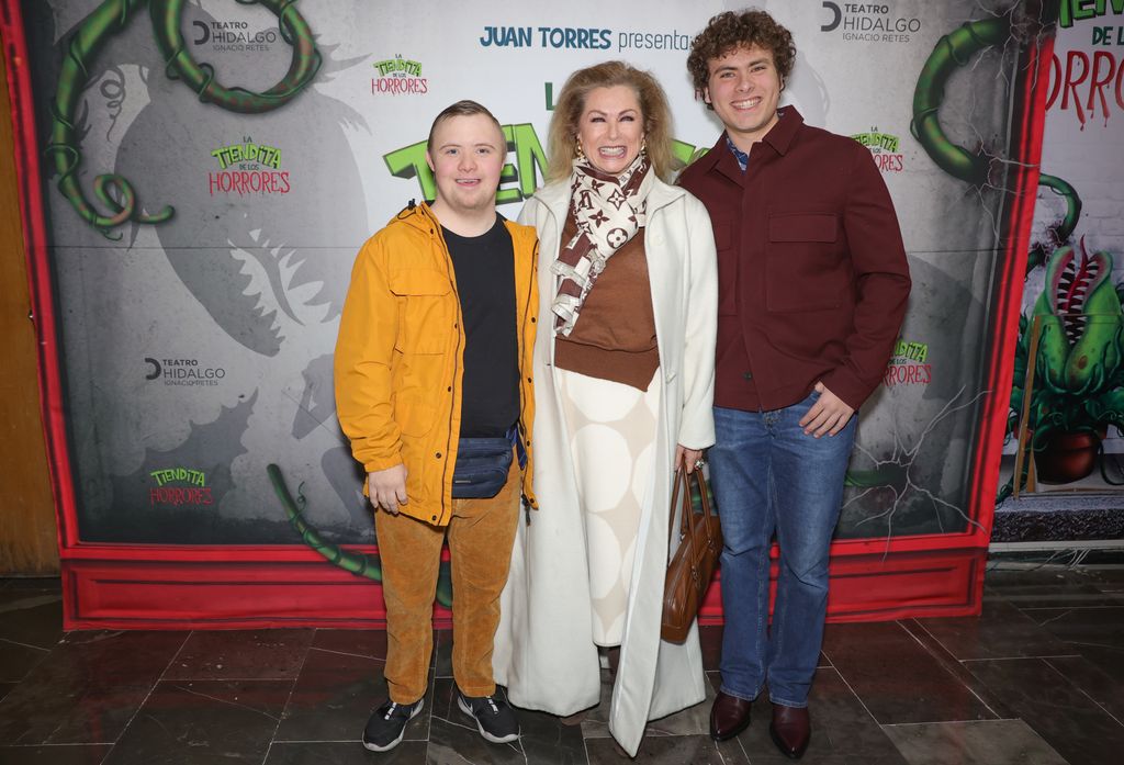 Leticia Calderón con sus hijos Luciano y Carlo Collado.