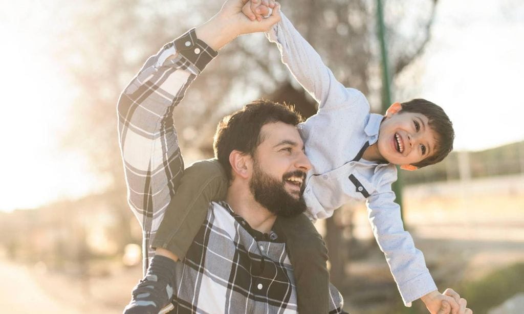 padre jugando con su hijo