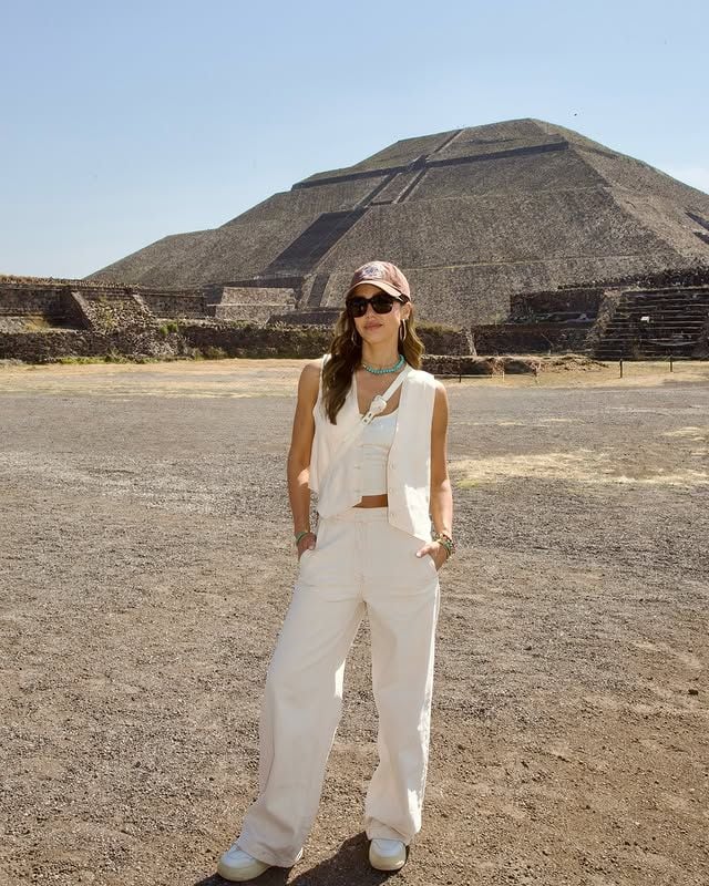 Jessica Alba posando en las Pirámides de Teotihuacán.