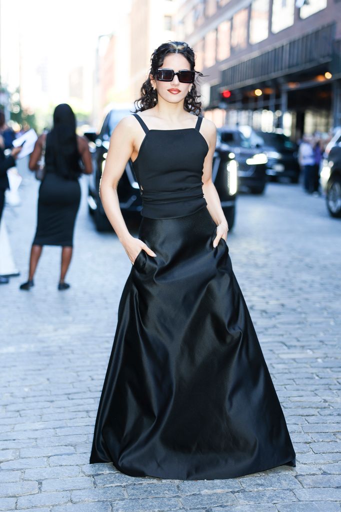 Rosalía reafirma la elegancia del color negro.