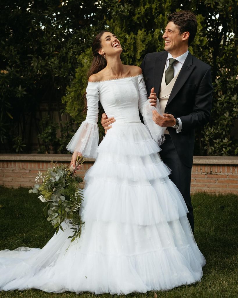 Vestido de novias virales con volantes y escote bardot