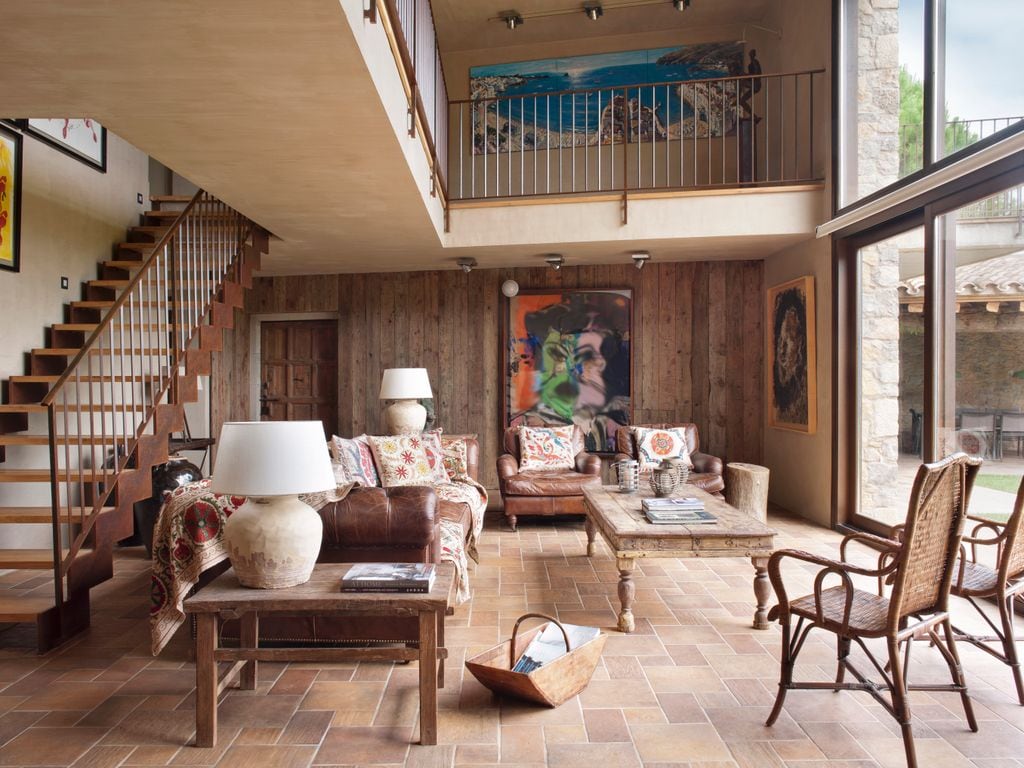 Salón con muebles antiguos. 