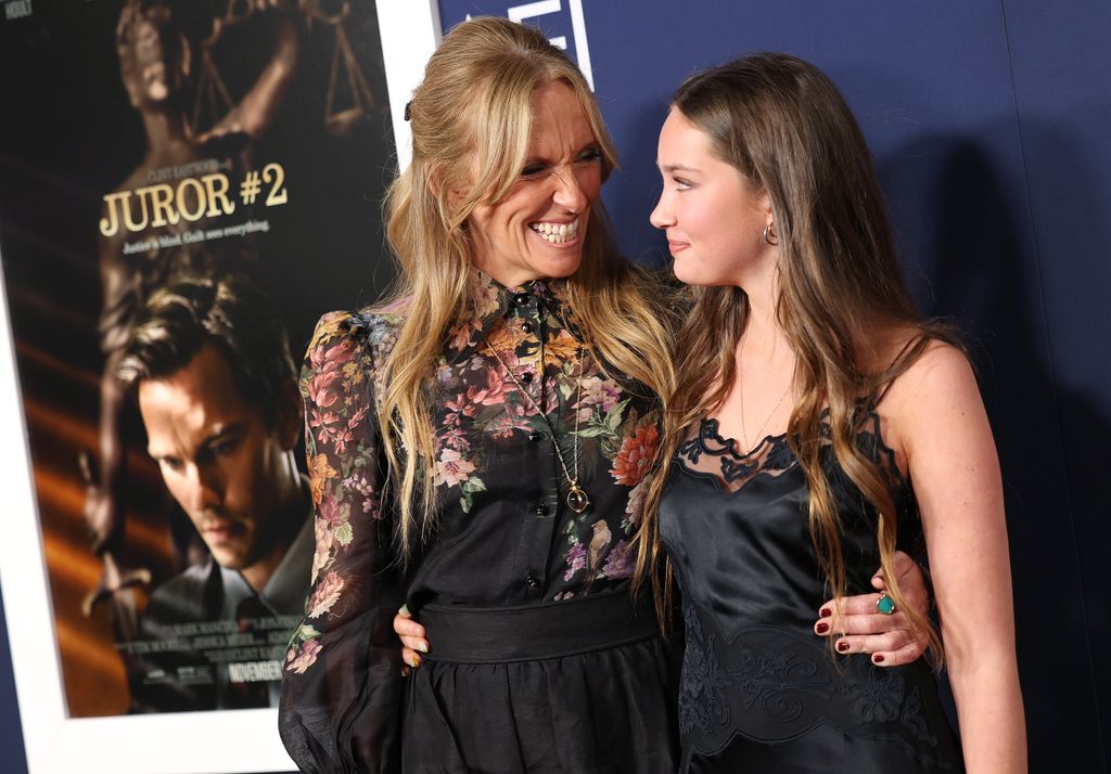 Plano medio de Toni Collette y su hija Sage Florence Galafassi mirándose y sonriendo en el AFI Fest 2024