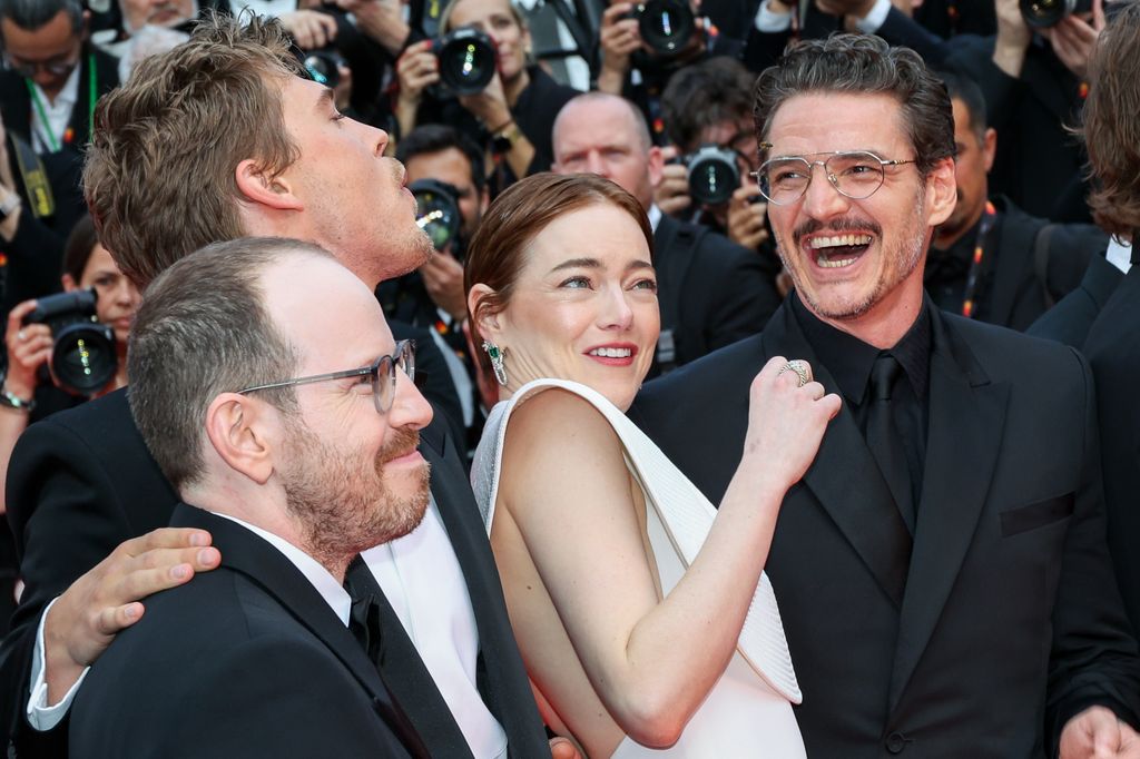 Emma Stone se asustó al ver una abeja en plena red carpet.