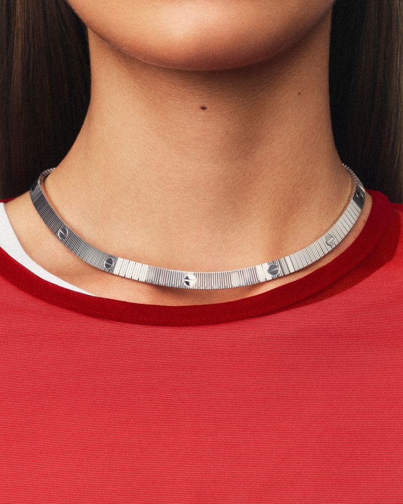 Collar de oro blanco.