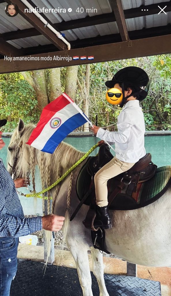 Marquitos, montando a caballo luciendo muy orgulloso la bandera de Paraguay. 