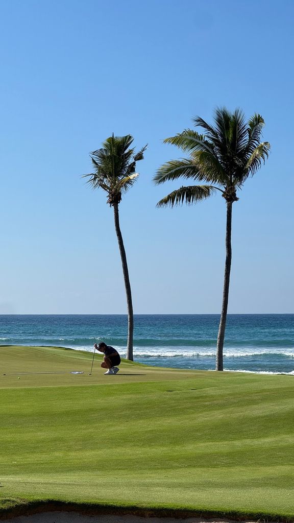 Alejandro Basteri jugando golf con su sobrina y su esposo.
