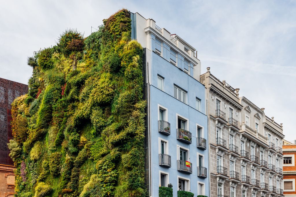 Edificio con jardin vertical en España 