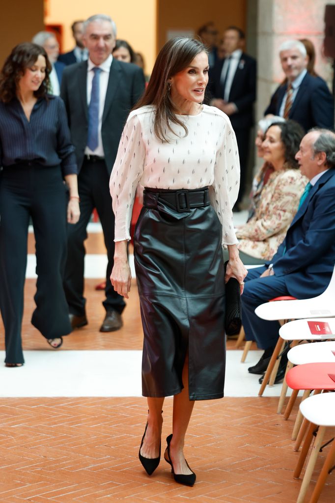 La reina Letizia rescata una blusa que no se ponía desde 2018 con una rompedora falda de cuero en Madrid